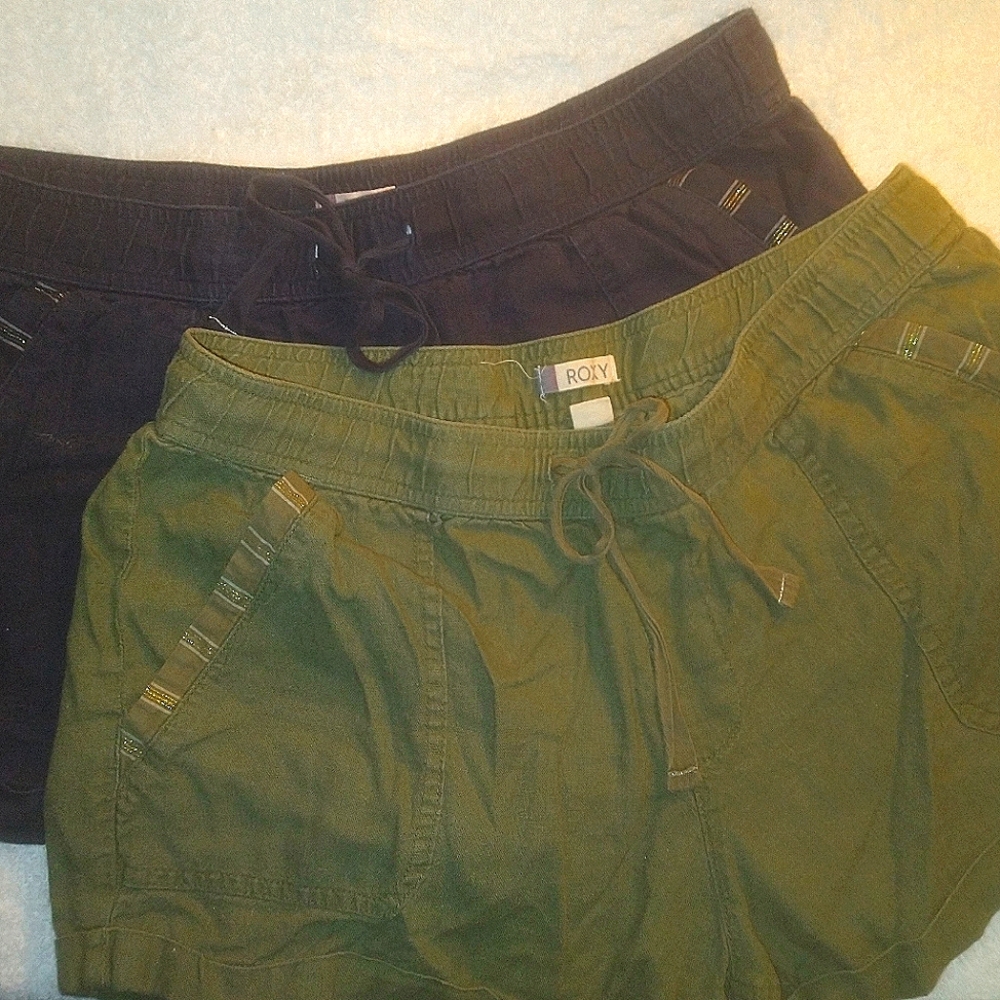 2 pair of Roxy knit shirts Size Medium 1 Navy Blue 1 Green
